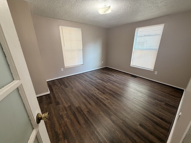 Building Photo - 518 N Poplar St