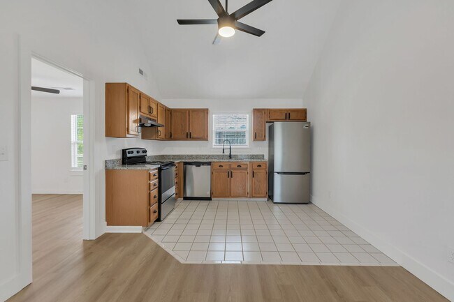 Foto del edificio - Fully Renovated Fairview Condo