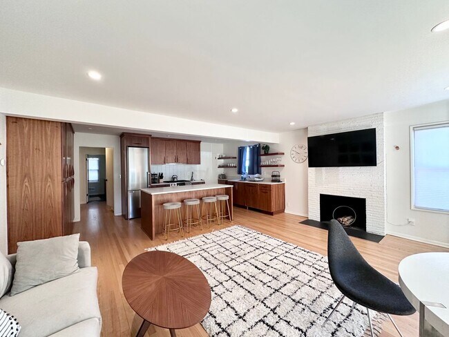 Foto del edificio - Lovely Duplex NE Portland - 2 bed, 1 bath w/Garage!