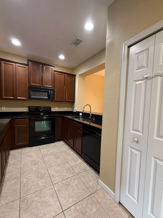 Foto del edificio - 3/2.5 townhome in Sanford! AVAILABLE MARCH 16th!