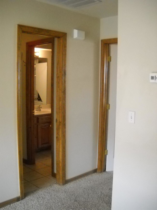 Building Photo - 5 Southridge Dr