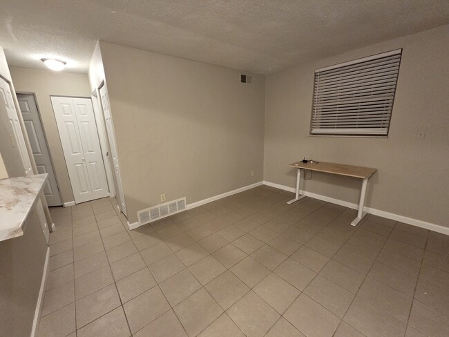 Building Photo - 2624 Roseland Terrace