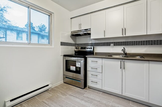 Photo du bâtiment - 1 Month Free Rent85 Henderson Avenue Townh...