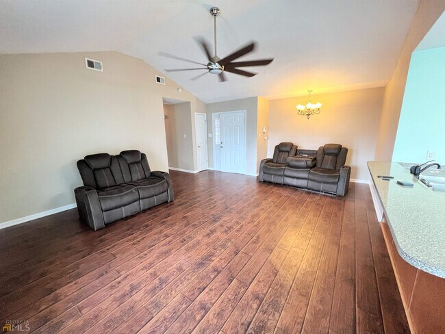 Foto del edificio - 8002 Ponderosa Pine Ave