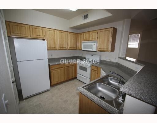 Building Photo - Beautiful Updated Condo in Prime Location ...