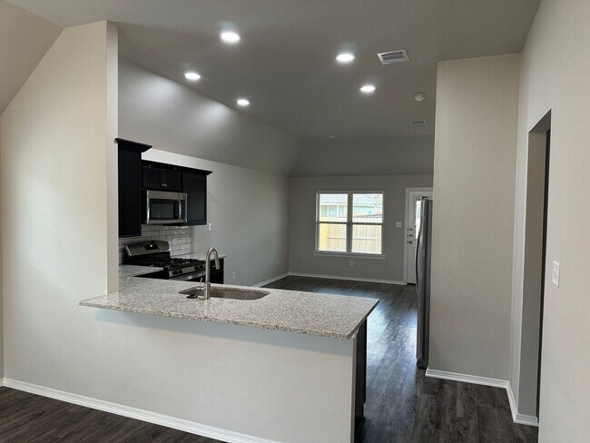 Building Photo - Navasota - NEW BUILD -3 bedrooms / 2 bath ...