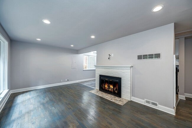 Building Photo - Shoreline Rambler