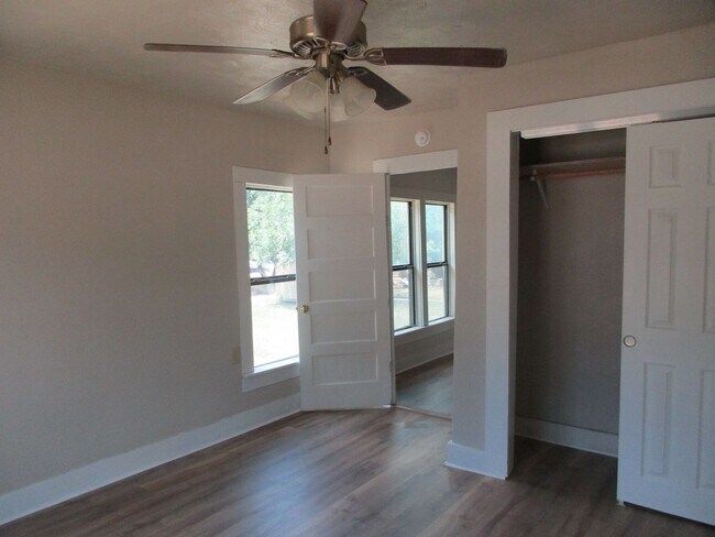 Building Photo - Charming Remodeled 2/1 Home