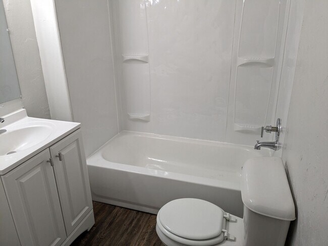 Building Photo - Great 2 Bedroom 1 Bathroom Home NW OKC!  $...