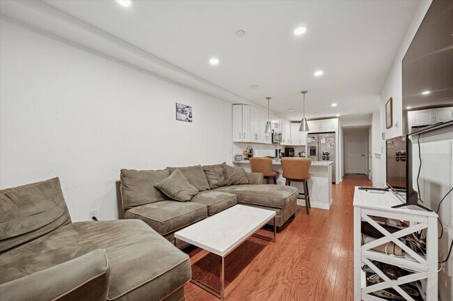 Foto del edificio - 970 N Marshall St