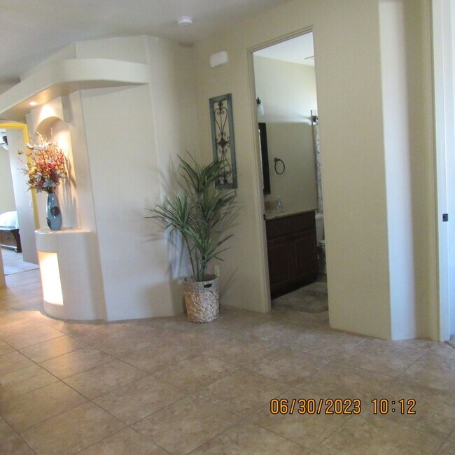 Foto del edificio - Beautiful Home with 57ft Boat Deep Garage! Can be rented Furnished or Unfurnished