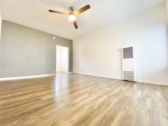 Building Photo - 123 E Windsor Rd