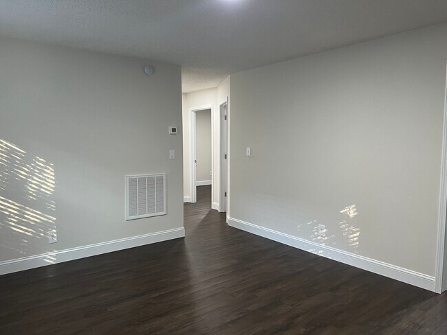 Foto del edificio - RENOVATED 3 Bd 1 Ba Home In University Park