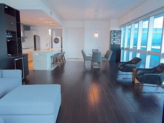 Foto del edificio - Experience elevated high-rise living at The Martin.