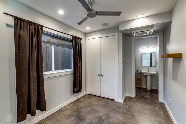 Building Photo - 4977 Zuma Ct