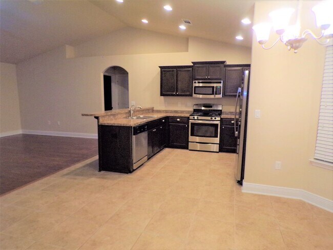 Foto del edificio - 3-Bed Craftsman-Style Home - Corner Lot