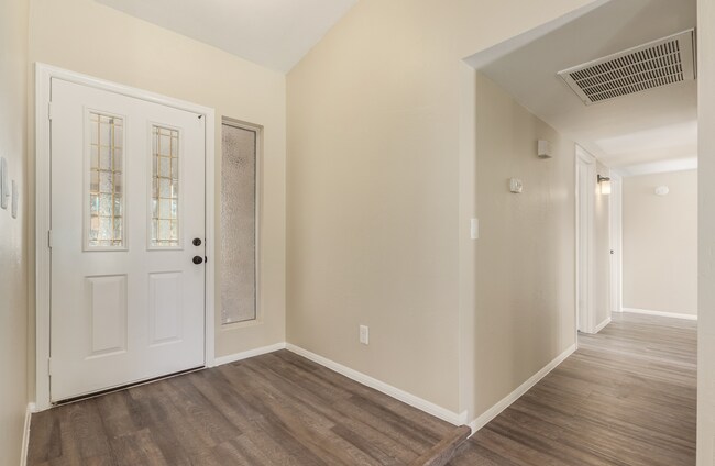 Foto del edificio - 2215 N Los Altos Dr