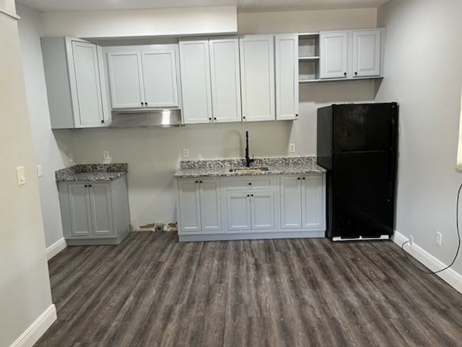 Remodeled 2/1 duplex with carport - Remodeled 2/1 duplex with carport House