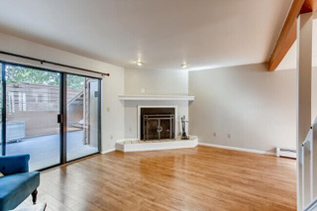 Building Photo - Charming 3 Bedroom Townhome in North Boulder