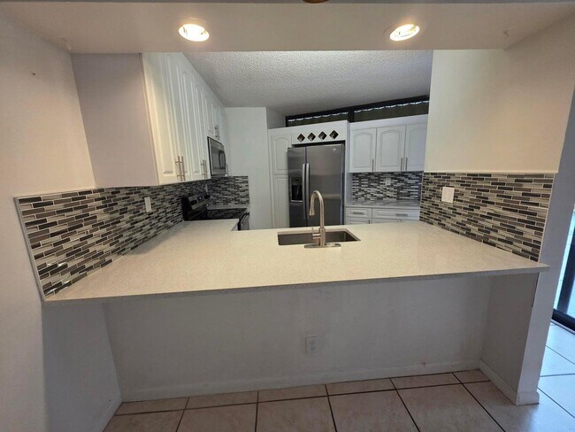 Building Photo - 3909 Victoria Dr