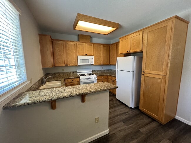 Building Photo - Merced: $1649 2 bedroom 2 bath with off st...
