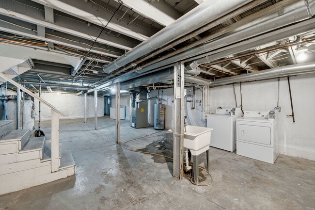 Building Photo - 5055 Lindenwood Ave