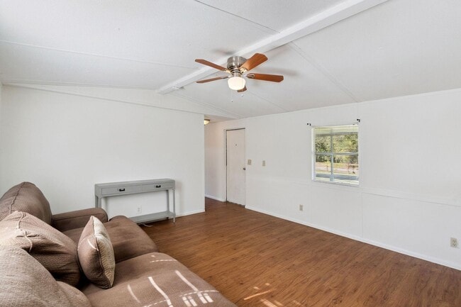 Foto del edificio - Cemetery- Fleck Holdings