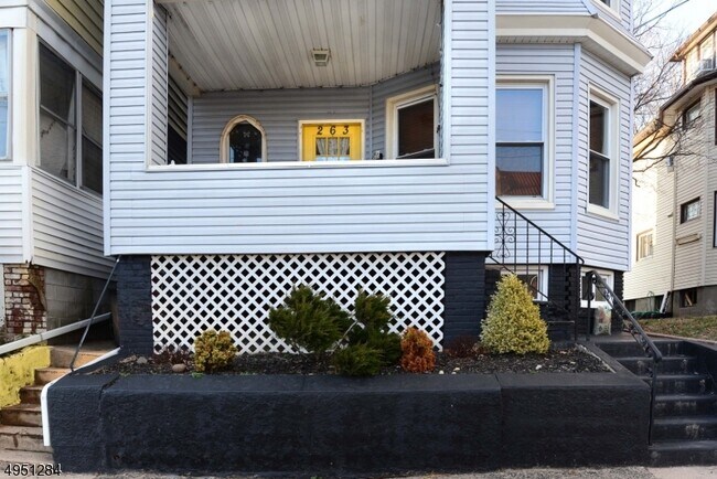 Building Photo - 263 N 7th St