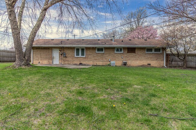 Foto del edificio - 3 bedroom, 1 bath ranch home! Close to I-74, on the local MTD bus line!! - Available 05/01/2026