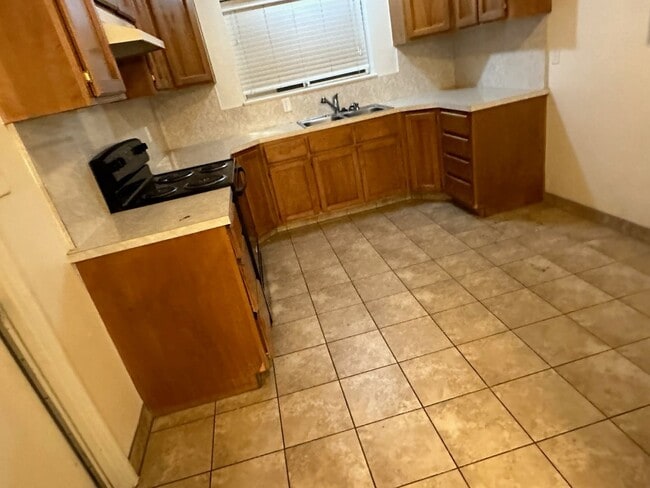 Building Photo - 106 WHITTIER CT. - 3 BEDROOM 2 BATHROOM - ...