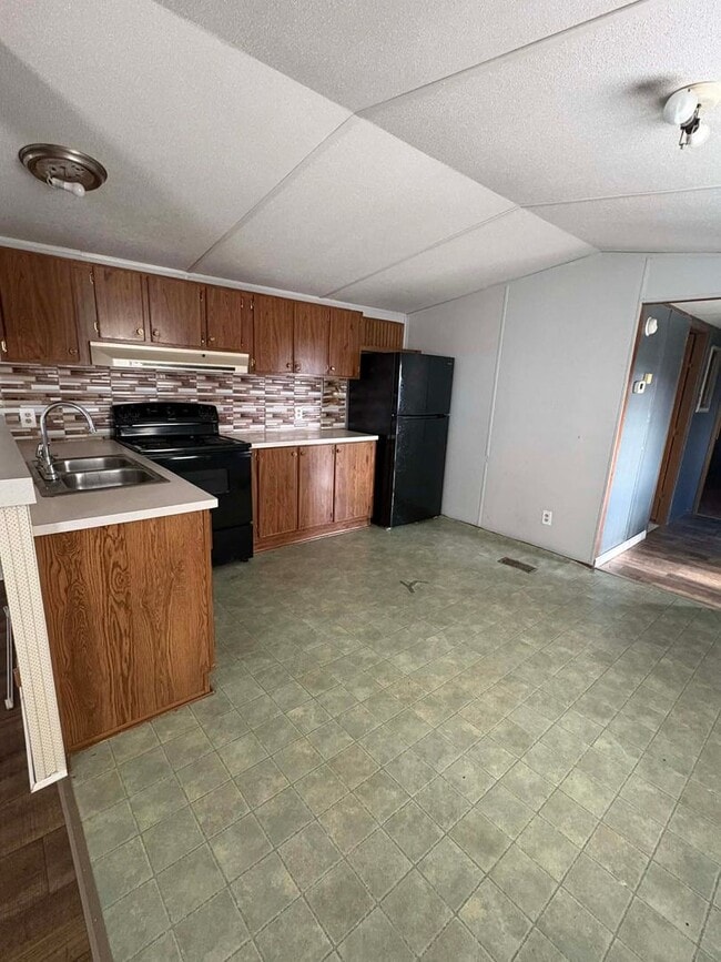 Building Photo - Simple Country Living!