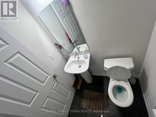 Building Photo - 185 Royal Northern Path