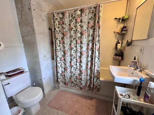 Foto del edificio - NO FEE!!! HT/HW INCLUDED! PARKING AVAIL!  3 BED/2 BATH ON BRIGHTON/BROOKLINE LINE FOR SEPT 1