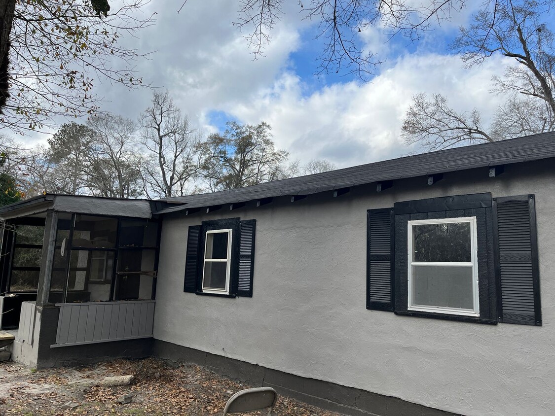 Primary Photo - 2106 S Andrews Cir