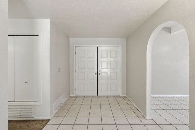 Building Photo - 2920 N La Chiquita Ave