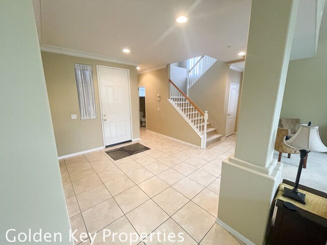 Building Photo - Bright and spacious 3+2.5