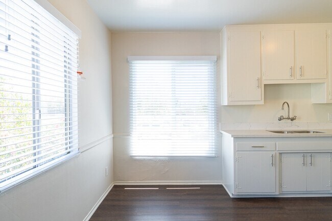 Foto del edificio - 7111 Whitsett Ave