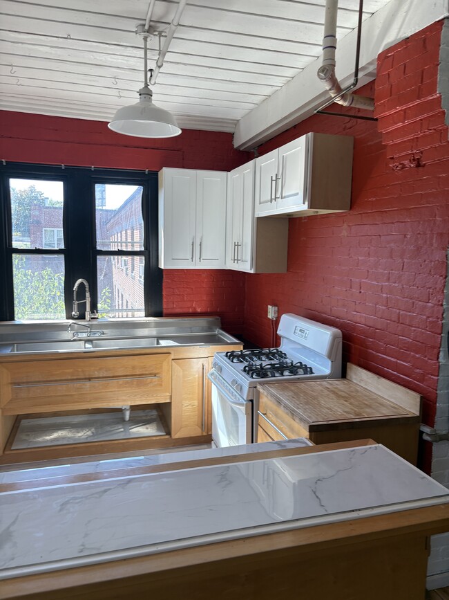 Building Photo - 464 Pratt Street Ext