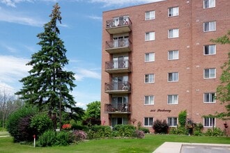 Building Photo - 283 Cataraqui Ridge