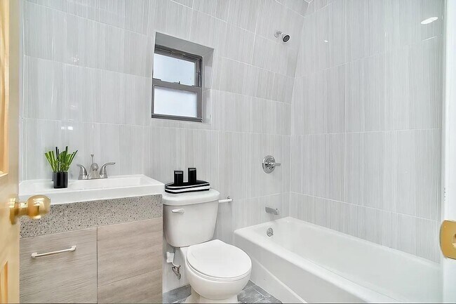 Foto del edificio - 100-15-100-34 34th Ave