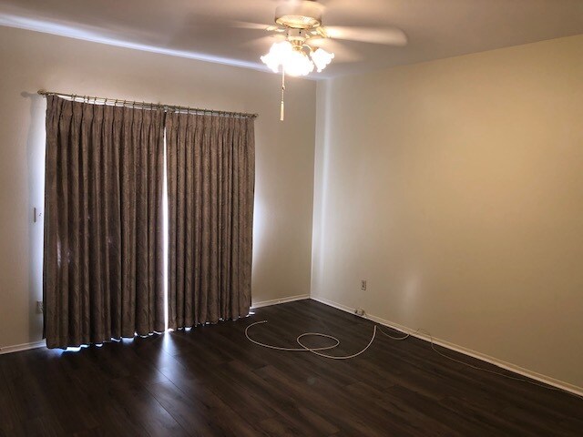 Foto del edificio - 10030 Owensmouth Ave