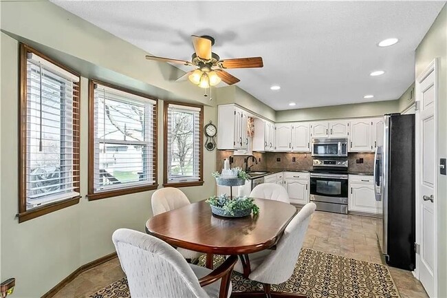 Building Photo - Huge Home in Raintree Lake!!!