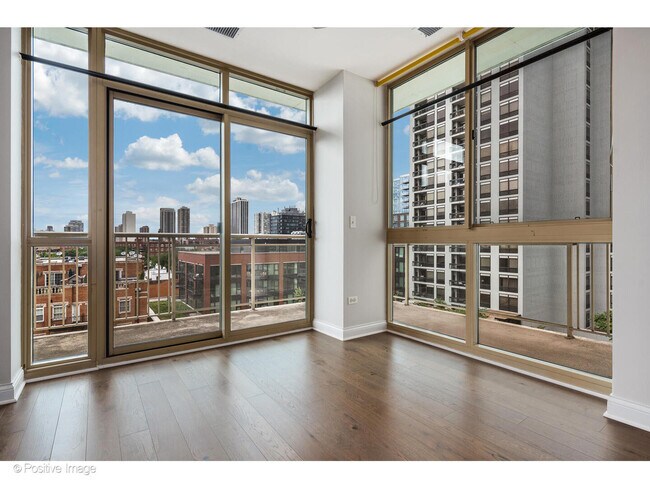 Foto del edificio - 230 W Division St