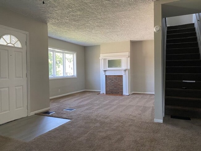 Building Photo - Three bedroom, one bathroom, single home i...