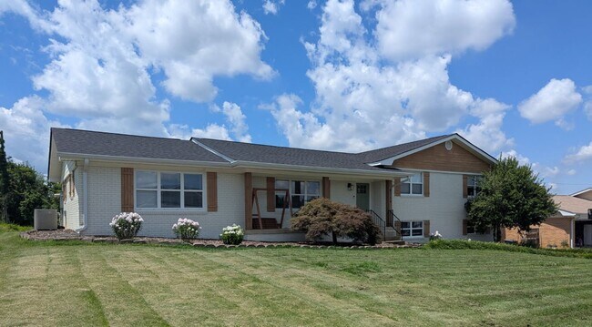 Foto del edificio - 8134 Holly Crest Dr