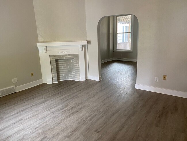 Foto del edificio - 2 Bedroom + Den, Updated Row House with Of...