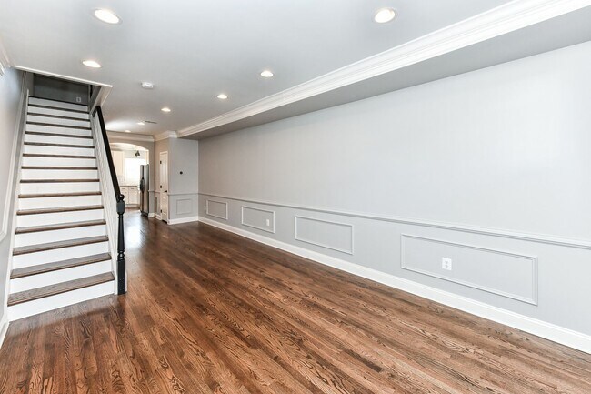 Building Photo - Beautiful 3 Bedroom Abode Just Off of the ...