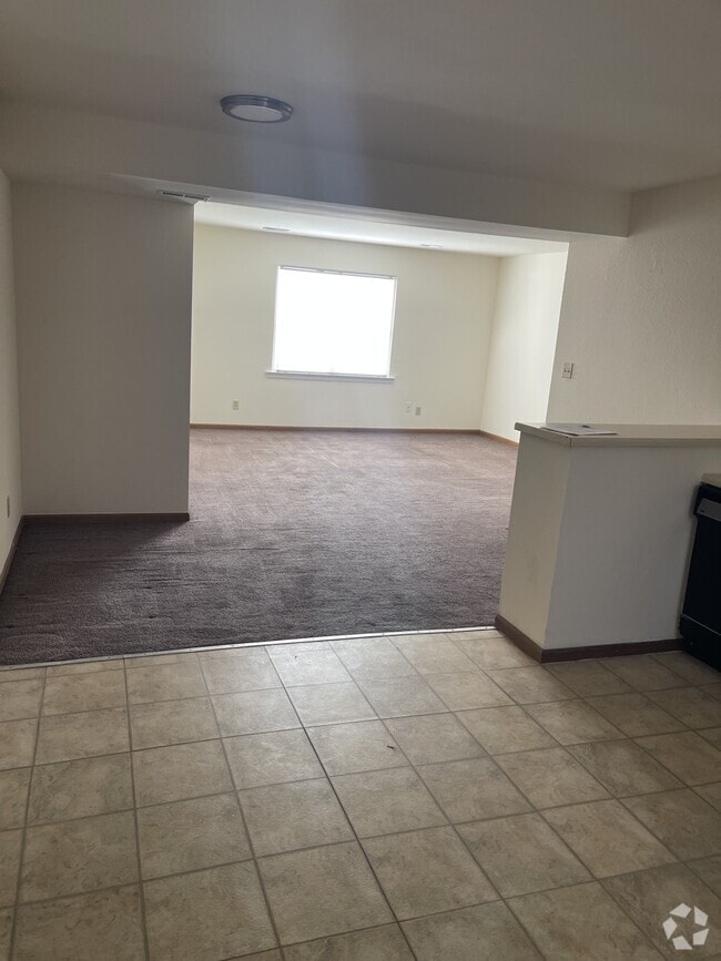 Building Photo - 1615 Sylvan Ln