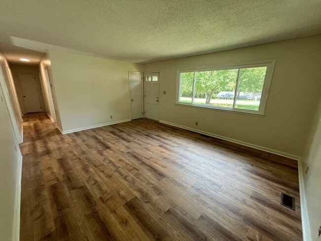 Building Photo - 2417 Landis Dr