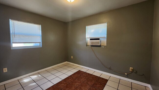 Building Photo - 9414 N. Mulberry St. Apt A-B